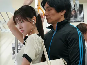 Con chó cái bôi nước bọt vào hậu môn và liếm ngón tay. Cái hậu môn đen ngòm chắc hẳn có mùi rất chua (trứng Phục sinh nước tiểu)