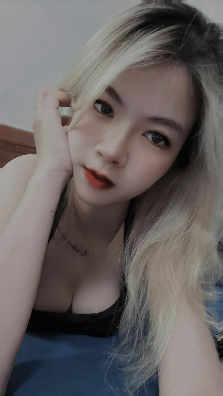Lút cán vào bờ mu căng hồng của đứa em kế